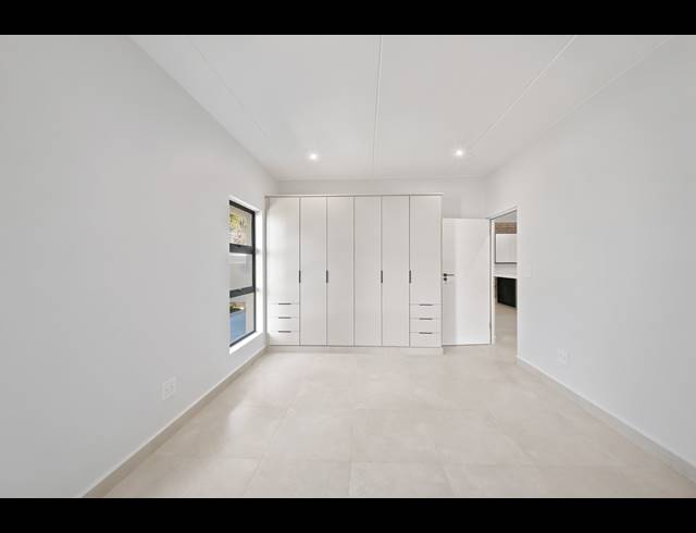 3 BEDROOM APARTMENT FOR SALE IN BRYANSTON